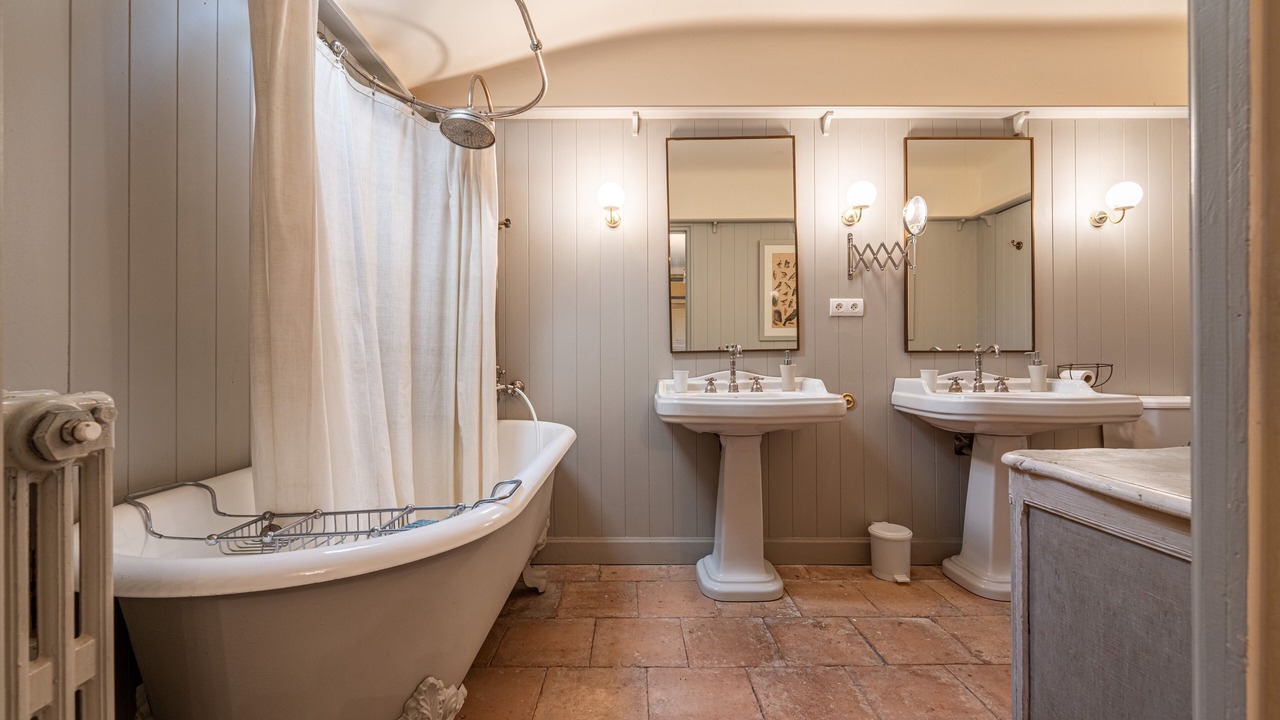 Photo of Bathroom in Junas