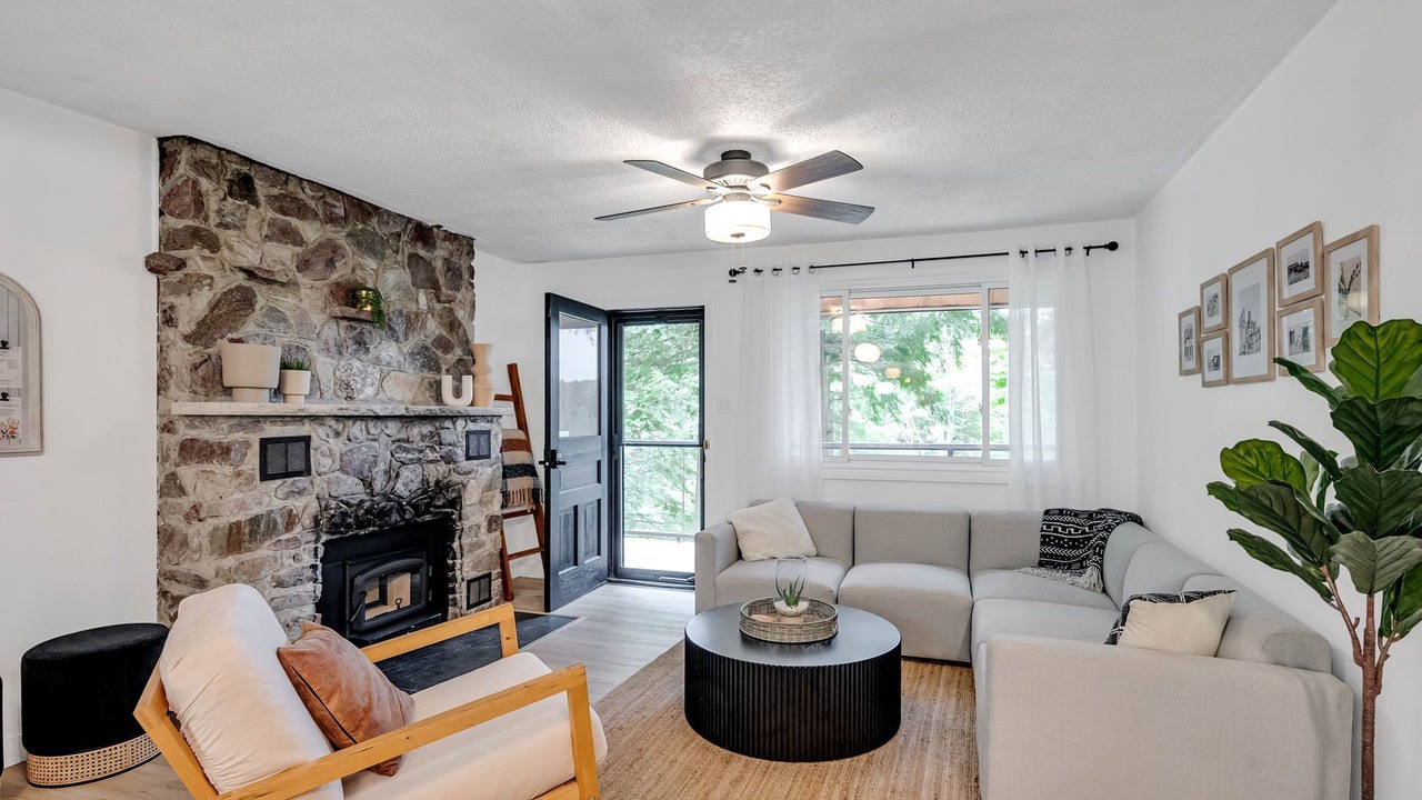 Photo of Livingroom in Val-des-Monts