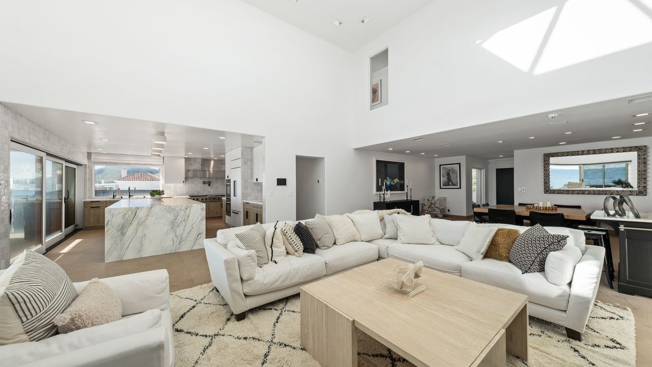 Photo of Livingroom in Central Malibu