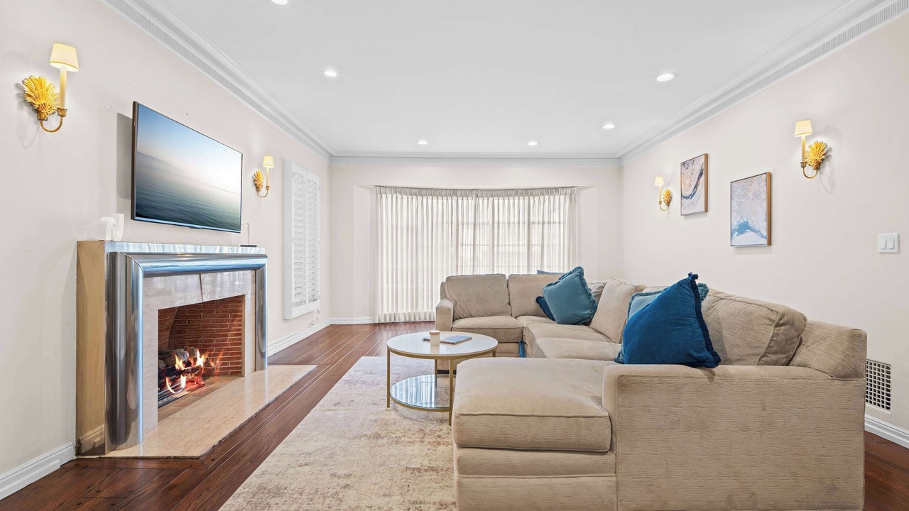 Photo of Livingroom in Pico - Robertson