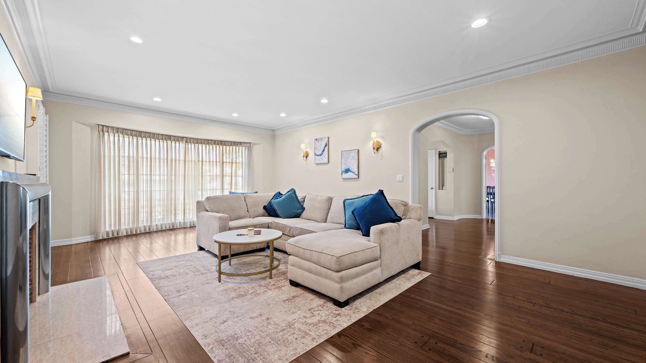 Photo of Livingroom in Pico - Robertson