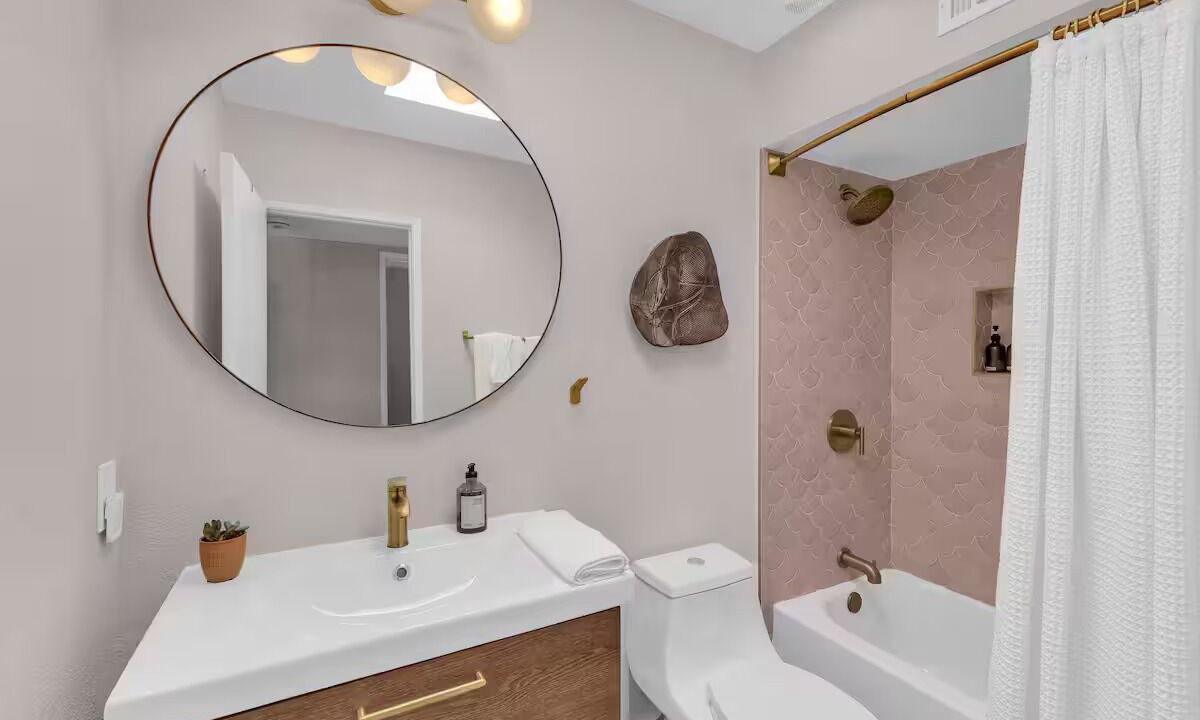 Photo of Bathroom in Racquet Club Estates