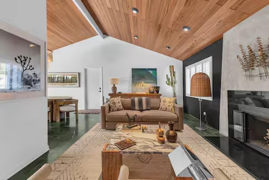 Photo of Livingroom in Racquet Club Estates