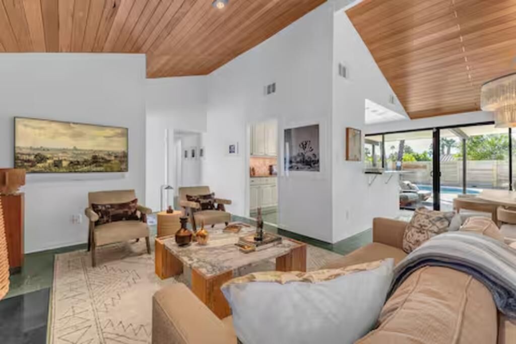 Photo of Livingroom in Racquet Club Estates