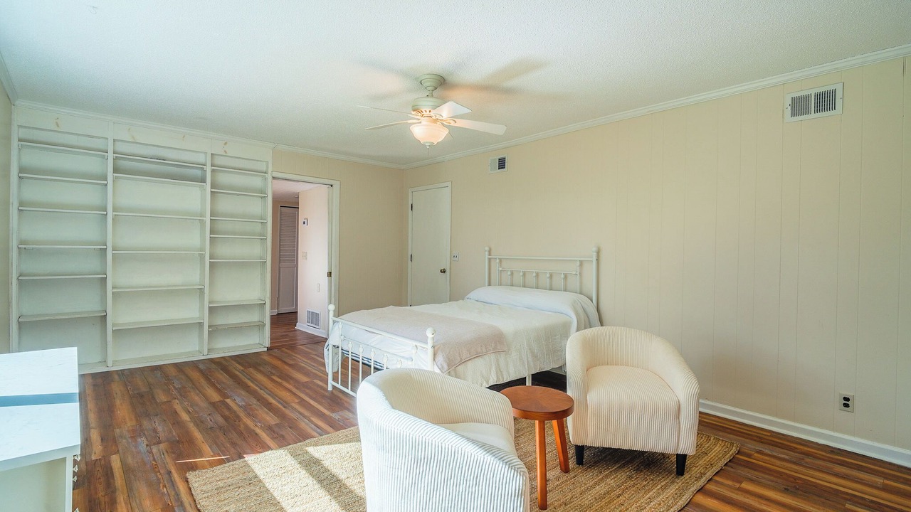 Photo of Bedroom in Country Club Estates