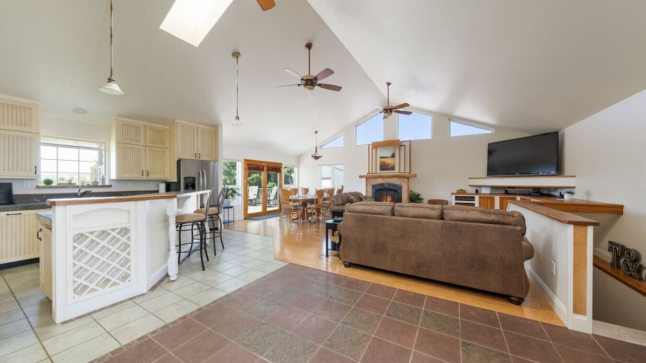 Photo of Livingroom in Otis Orchards-East Farms