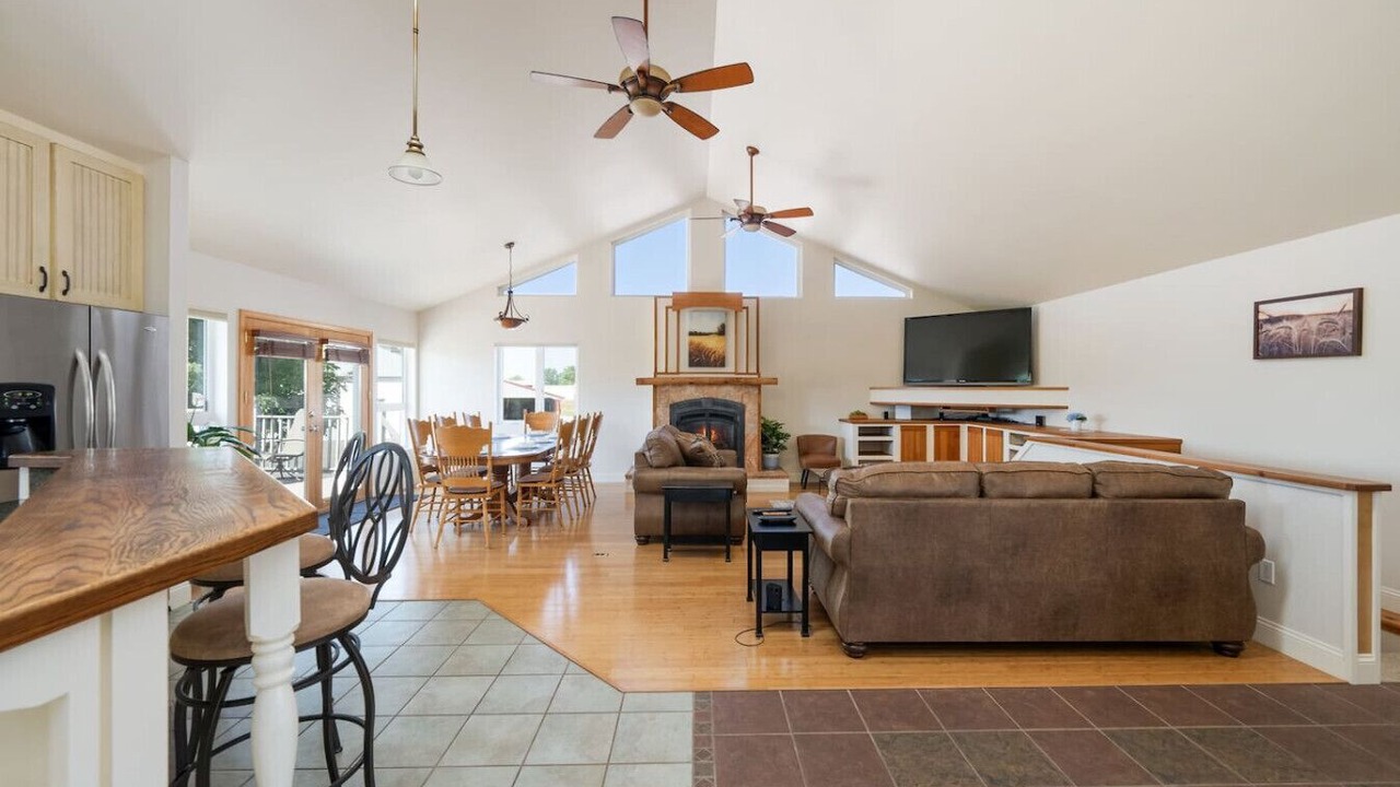 Photo of Livingroom in Otis Orchards-East Farms