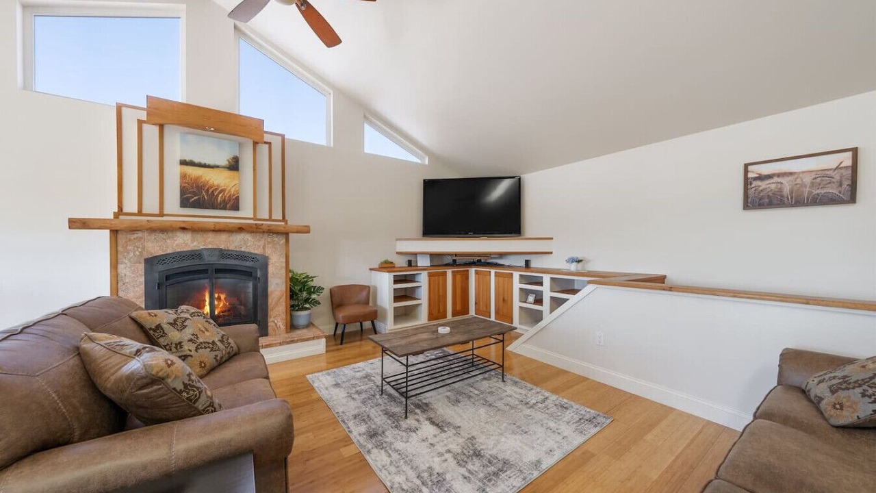 Photo of Livingroom in Otis Orchards-East Farms