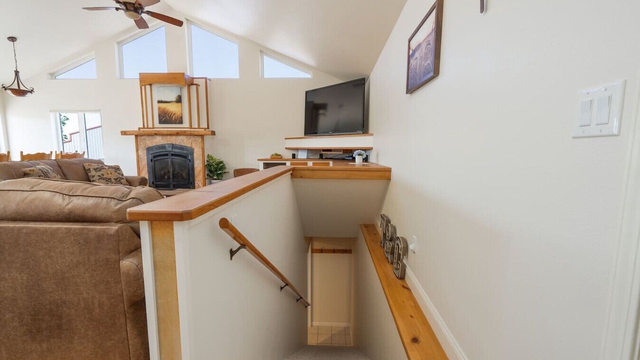 Photo of Livingroom in Otis Orchards-East Farms