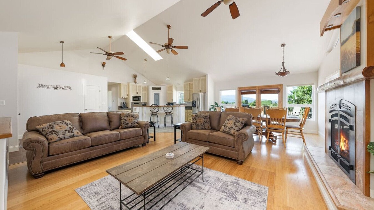 Photo of Livingroom in Otis Orchards-East Farms