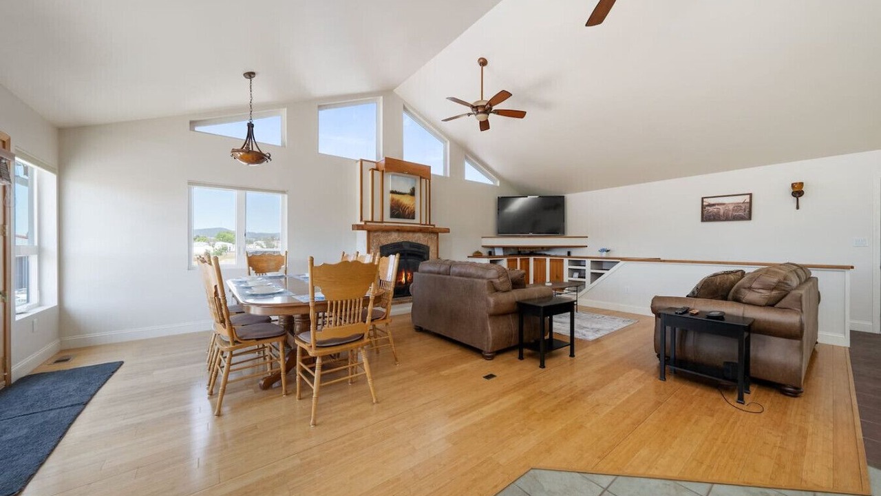 Photo of Livingroom in Otis Orchards-East Farms