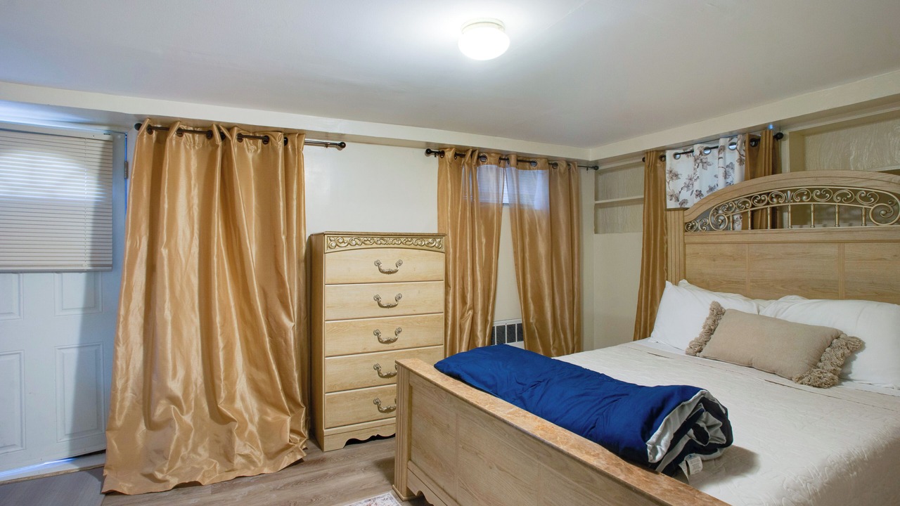 Photo of Bedroom in Alden Manor