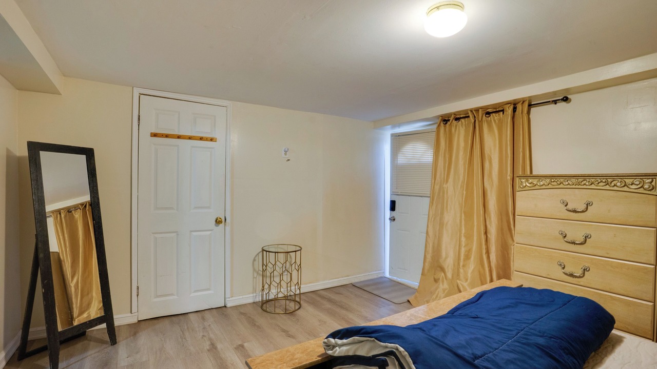 Photo of Bedroom in Alden Manor