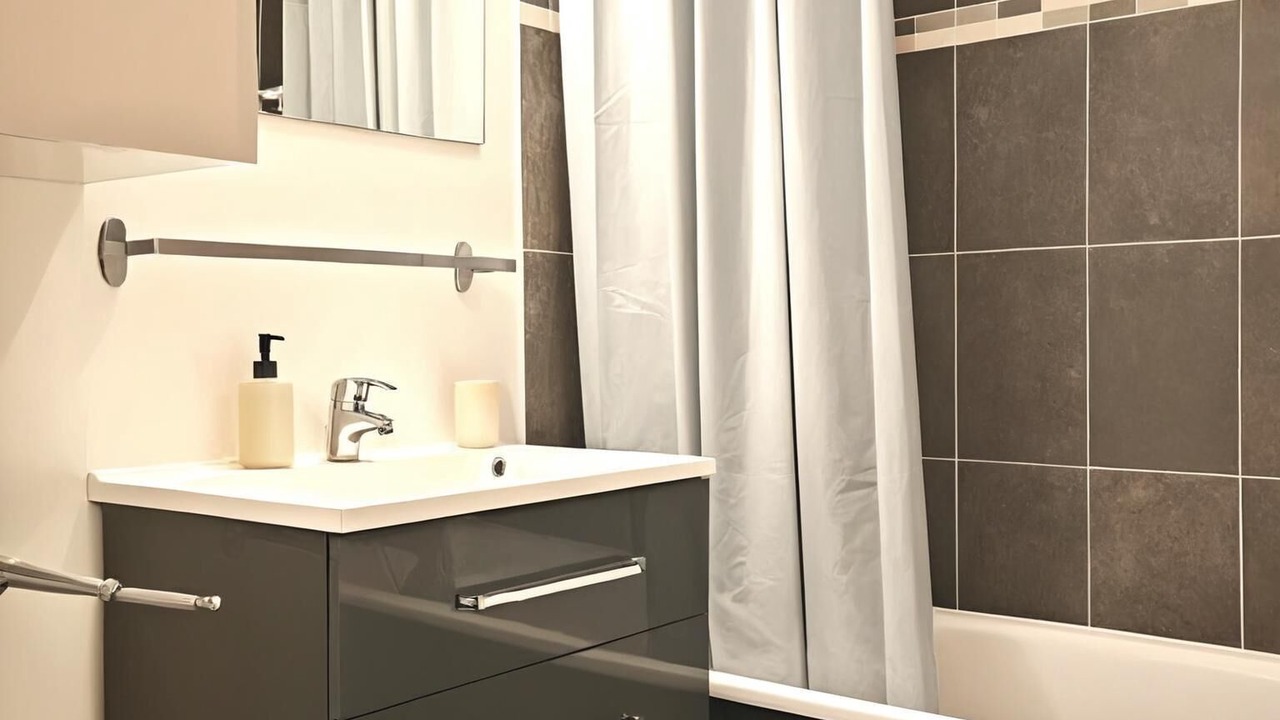 Photo of Bathroom in Plateau — Pyramide