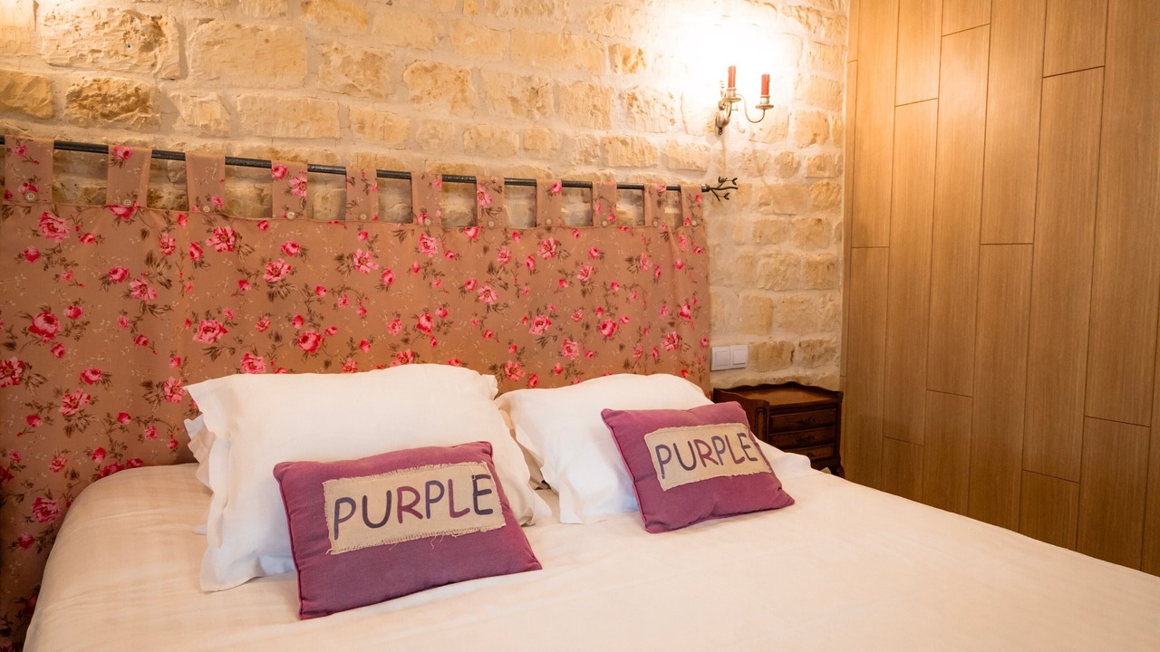 Photo of Bedroom in Coulombs