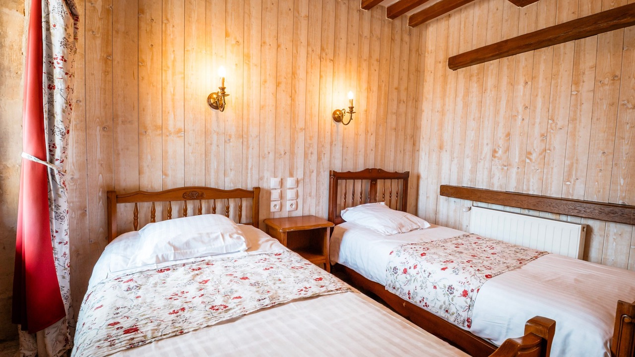 Photo of Bedroom in Coulombs