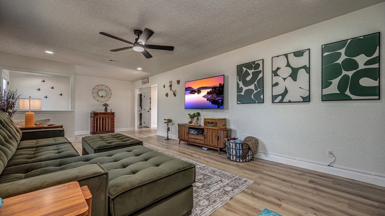 Photo of Livingroom in Ada