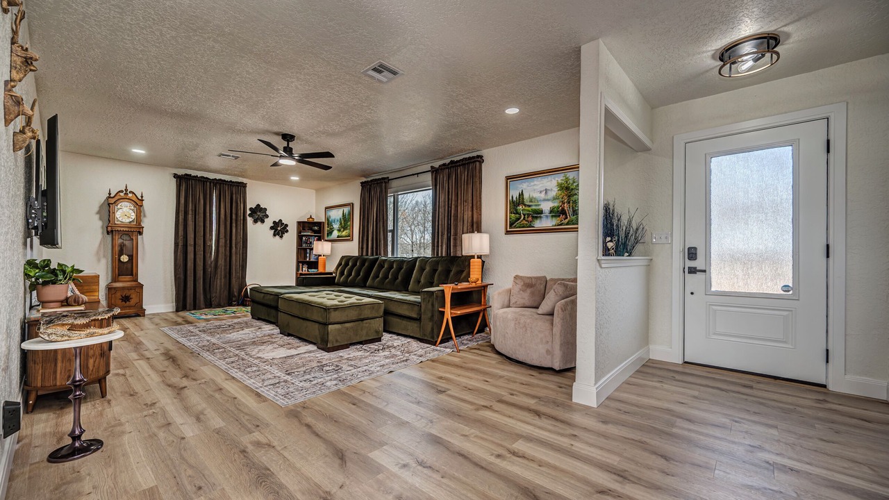 Photo of Livingroom in Ada