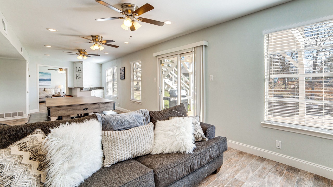 Photo of Livingroom in Seven Points