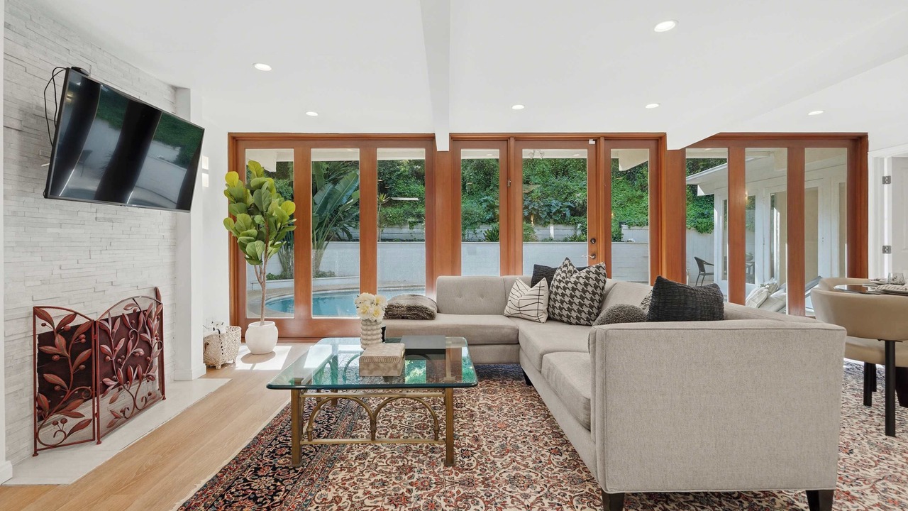 Photo of Livingroom in Beverly Glen
