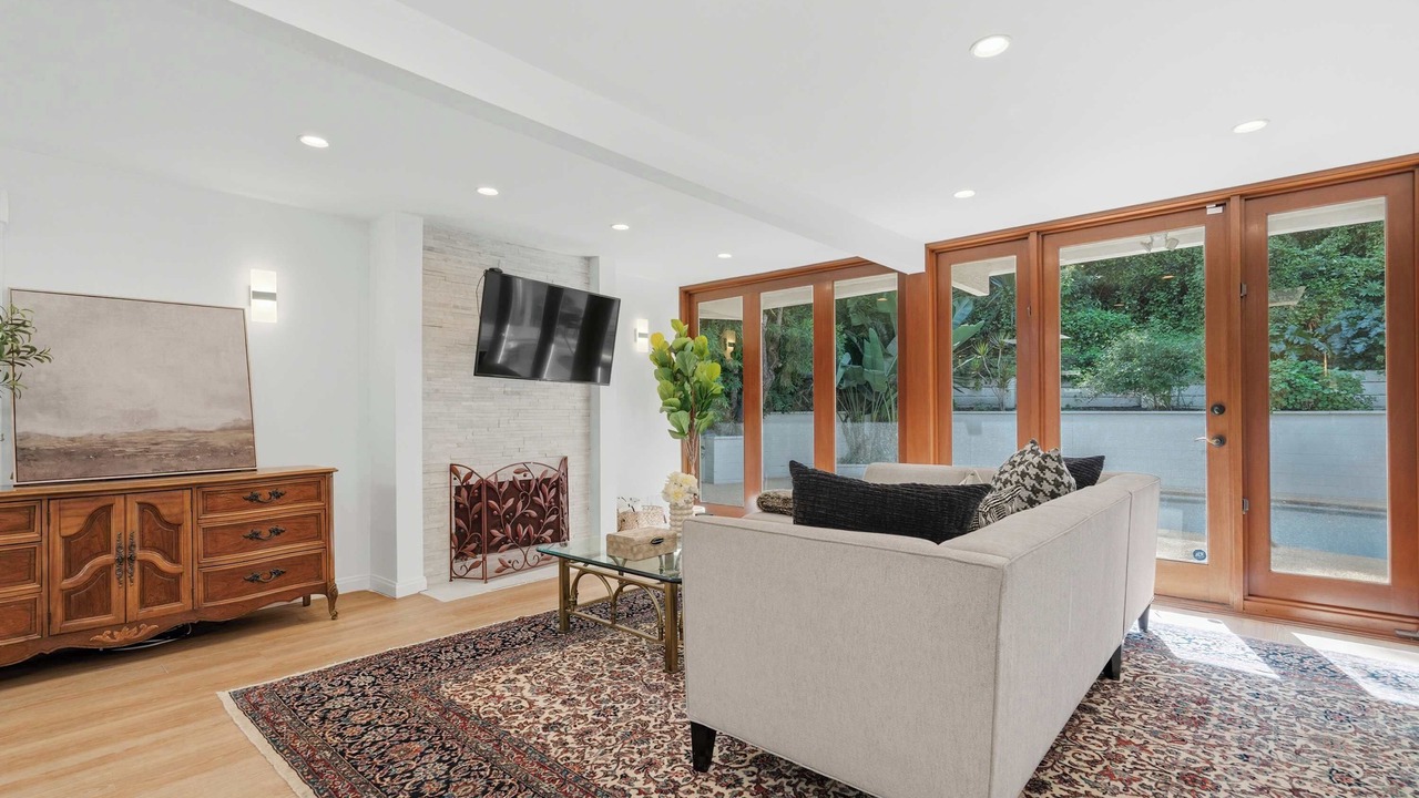 Photo of Livingroom in Beverly Glen