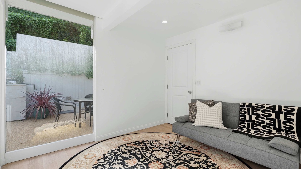 Photo of Livingroom in Beverly Glen