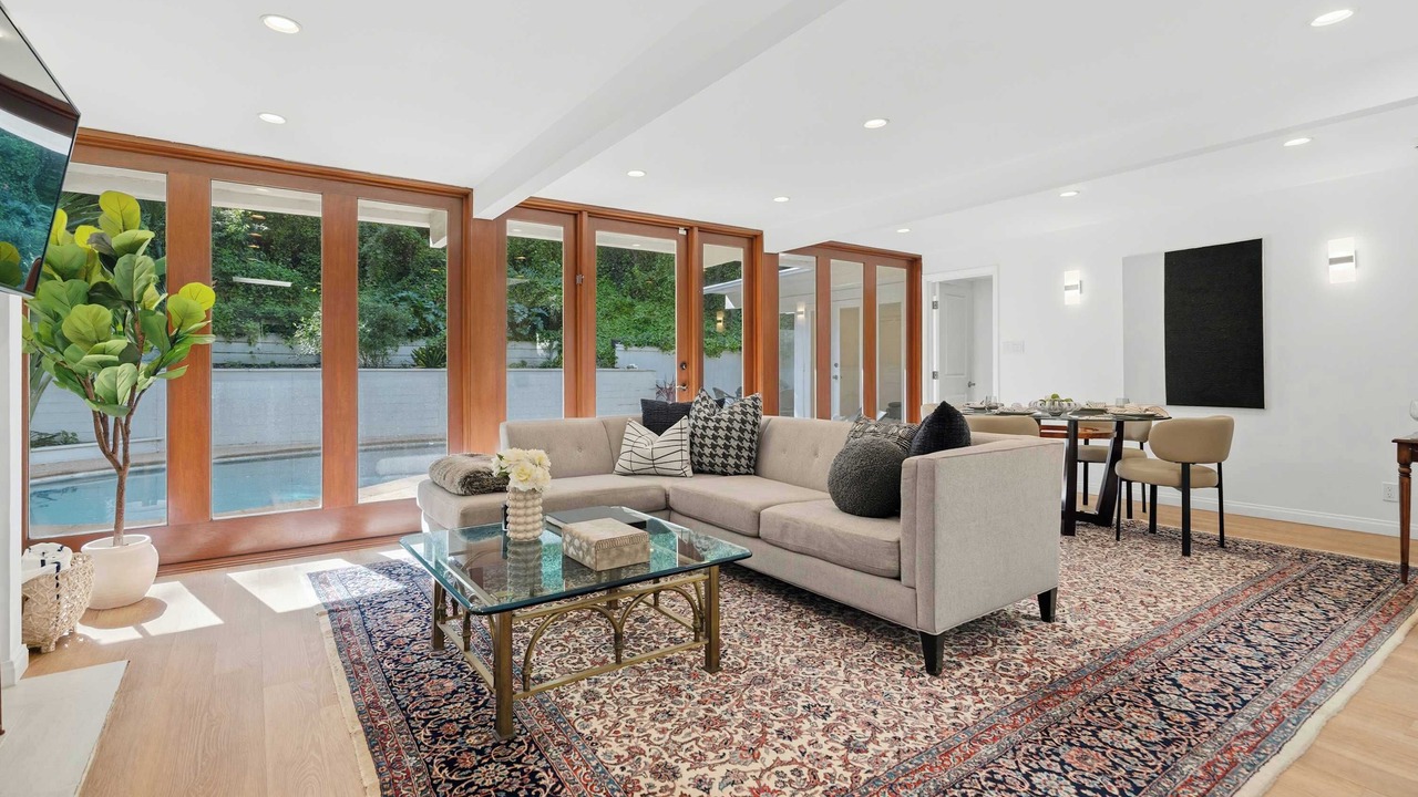 Photo of Livingroom in Beverly Glen