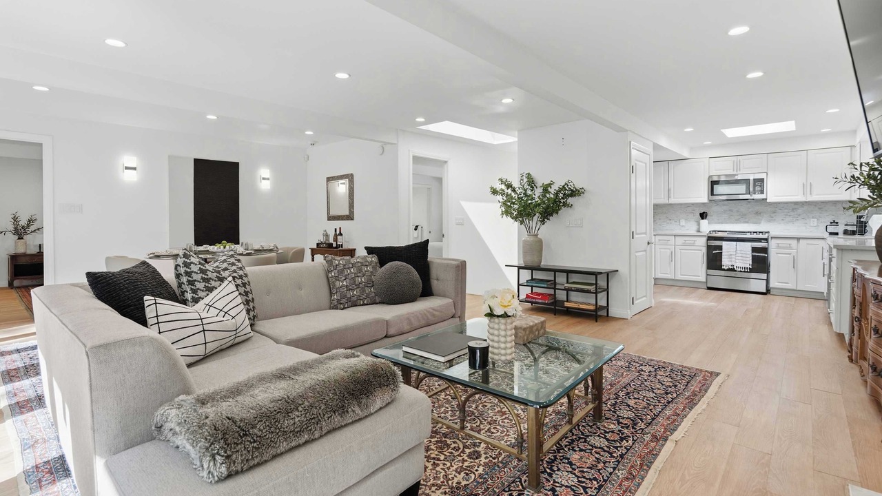 Photo of Livingroom in Beverly Glen