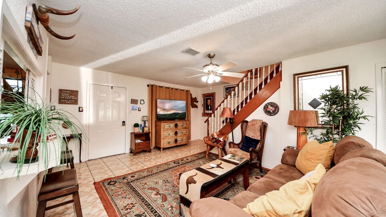 Photo of Livingroom in Channelview