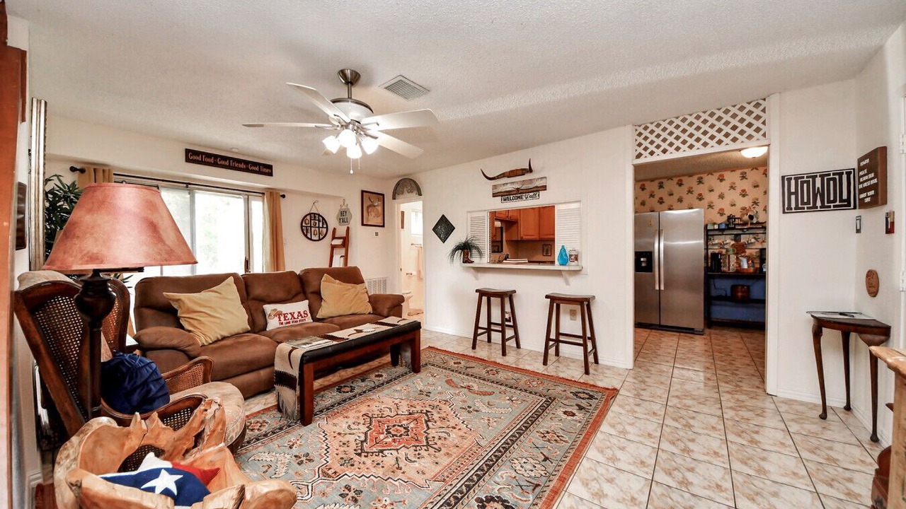 Photo of Livingroom in Channelview