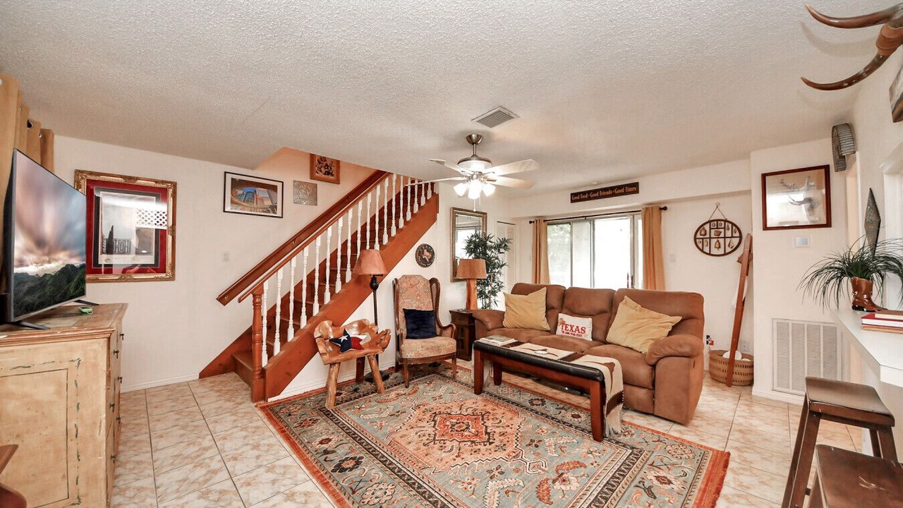 Photo of Livingroom in Channelview