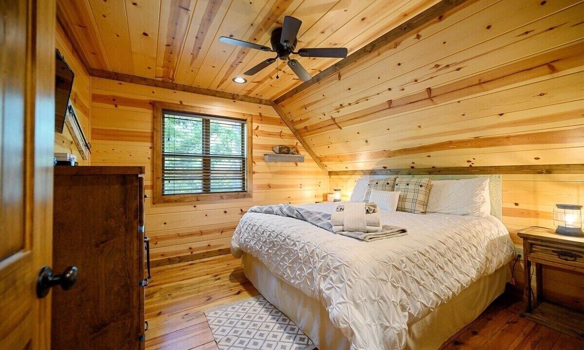Photo of Bedroom in Hochatown
