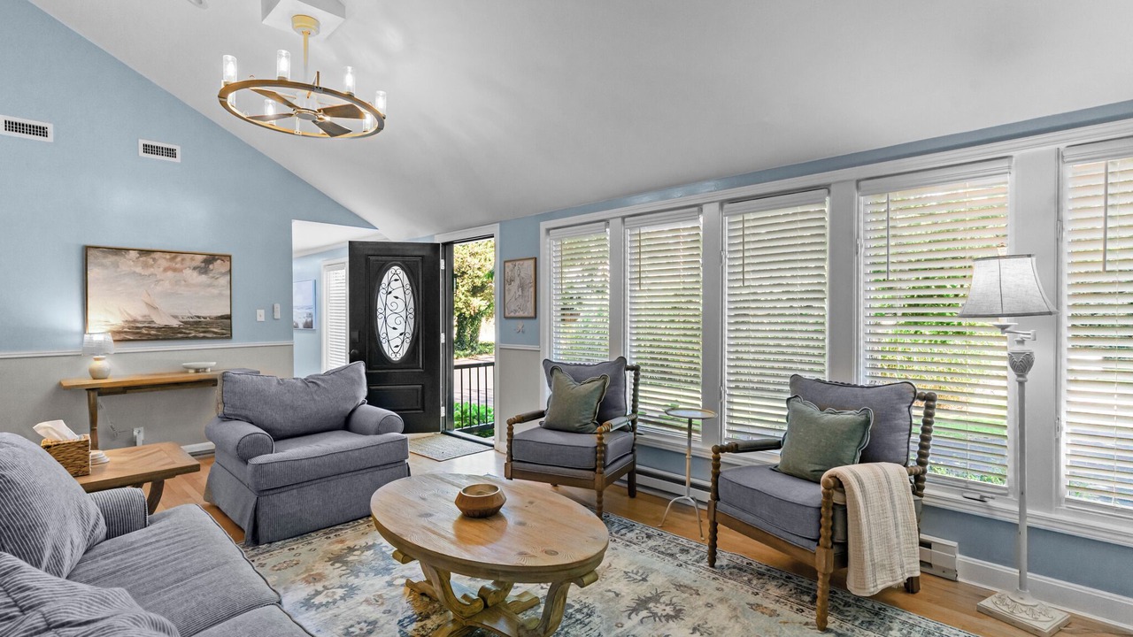 Photo of Livingroom in Jamestown Shores