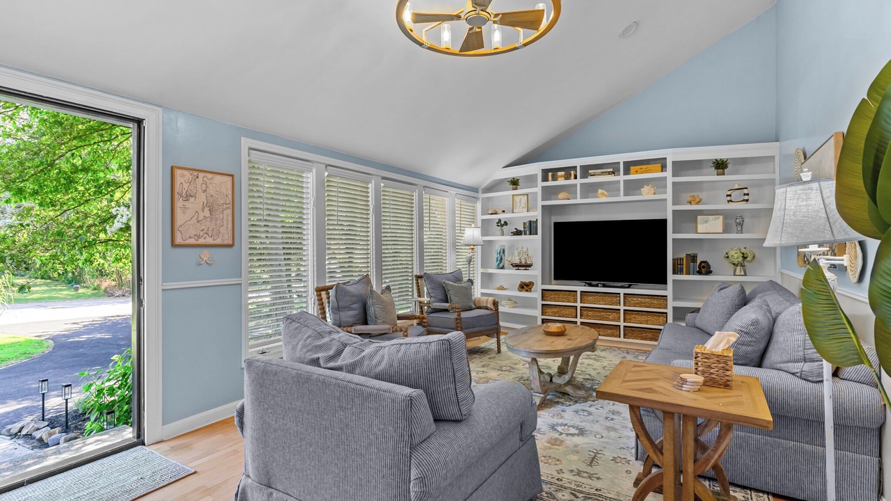 Photo of Livingroom in Jamestown Shores