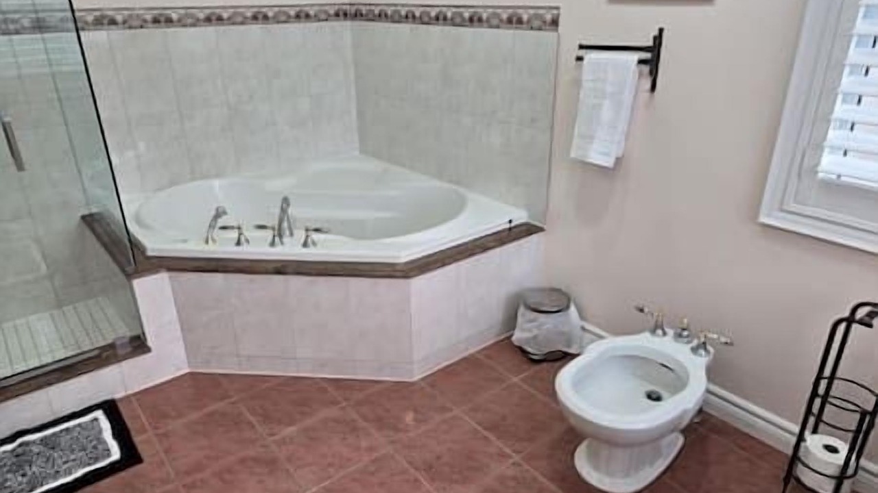 Photo of Bathroom in Lakeview