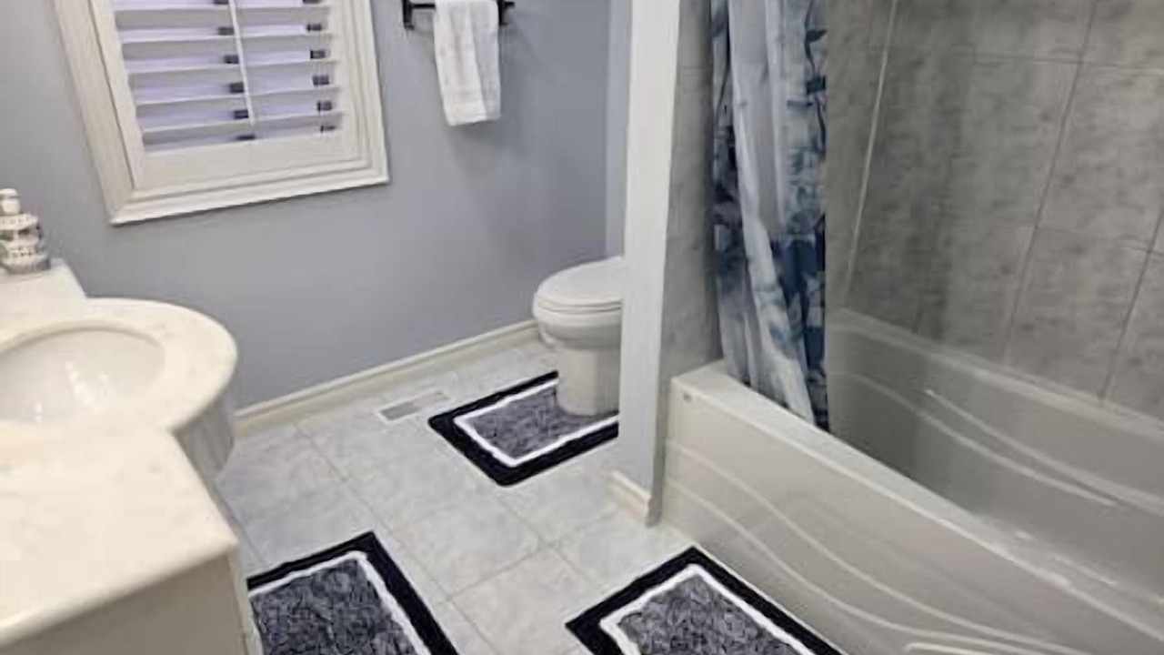 Photo of Bathroom in Lakeview