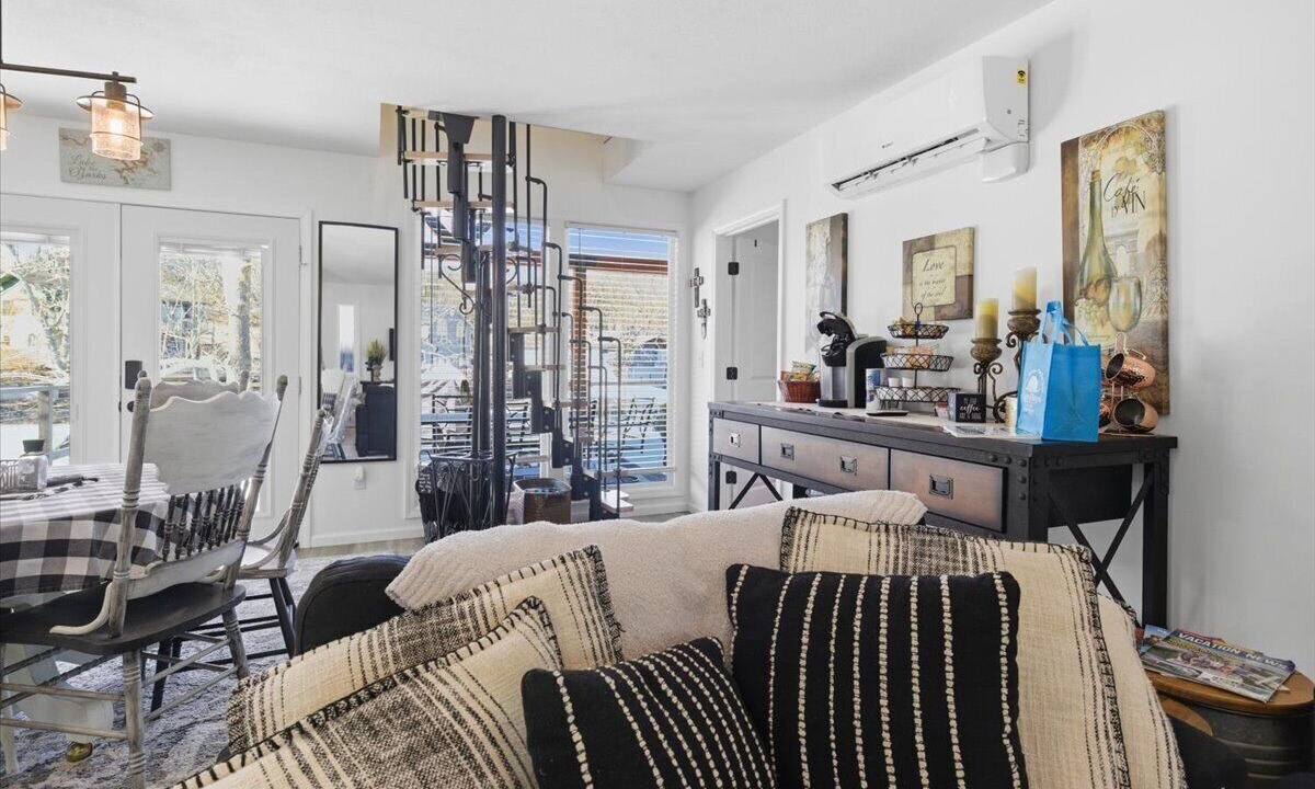 Photo of Livingroom in Roach