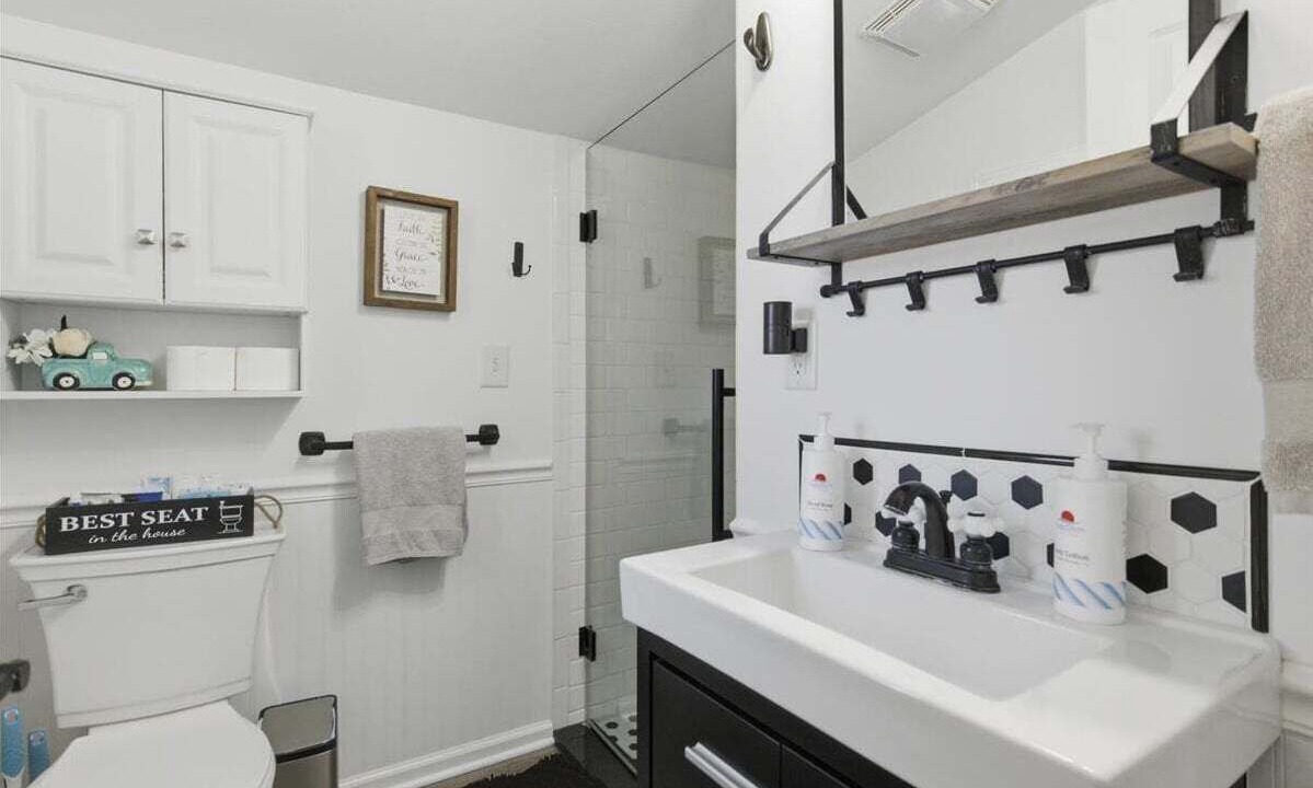 Photo of Bathroom in Roach