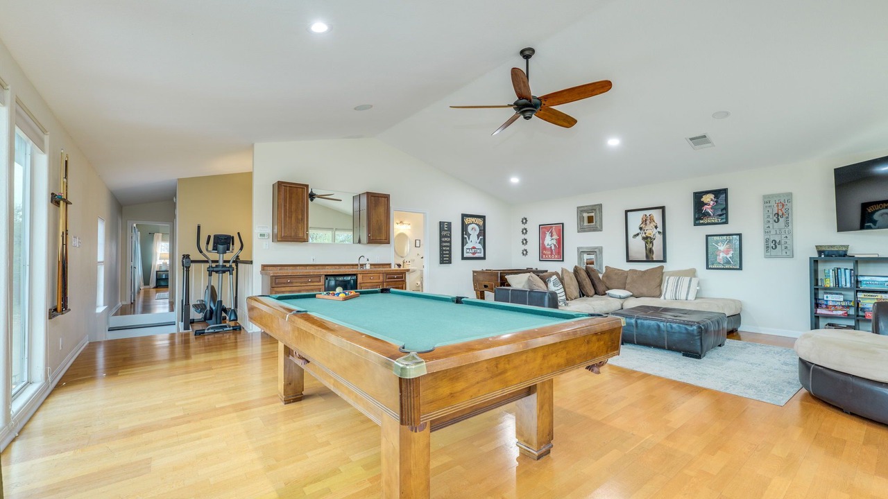 Photo of Livingroom in Hudson Bend