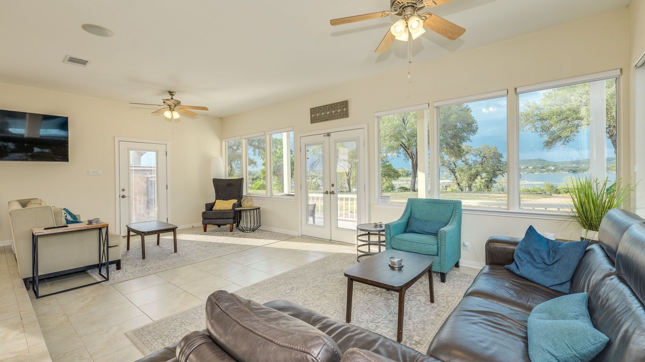 Photo of Livingroom in Hudson Bend