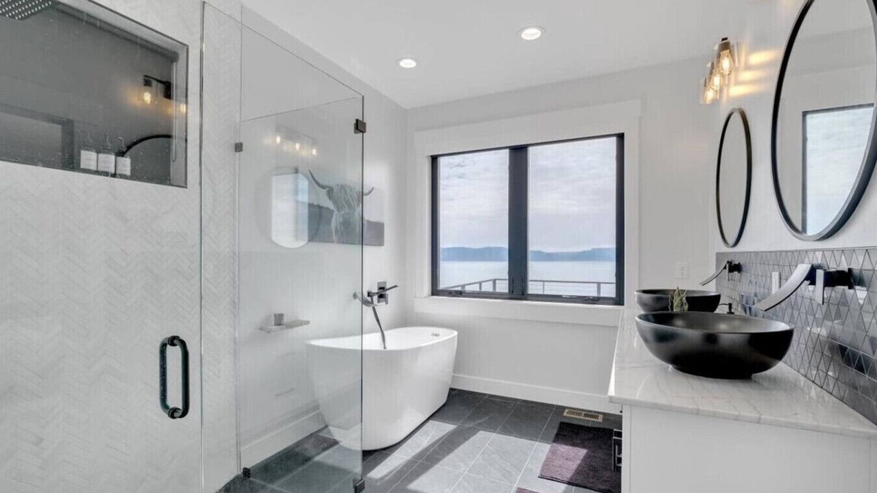 Photo of Bathroom in Garden City
