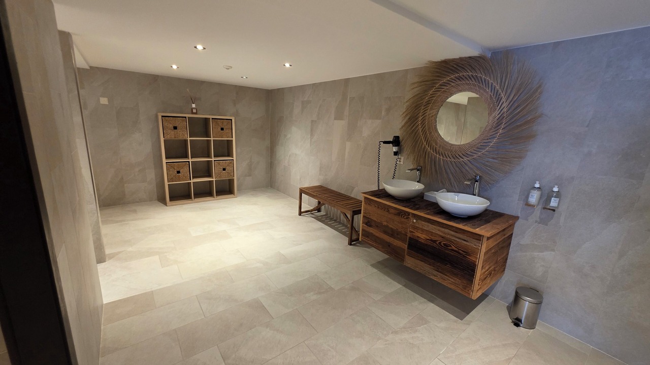 Photo of Bathroom in Lens