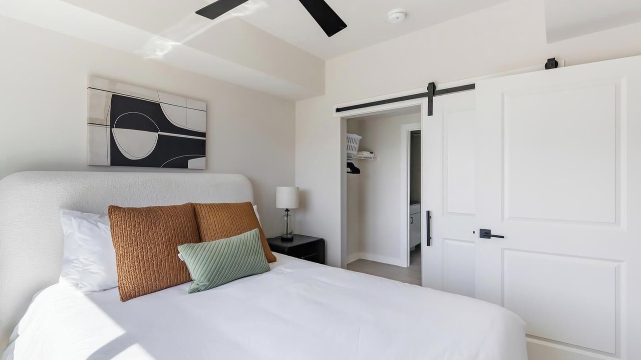 Photo of Bedroom in People's Freeway