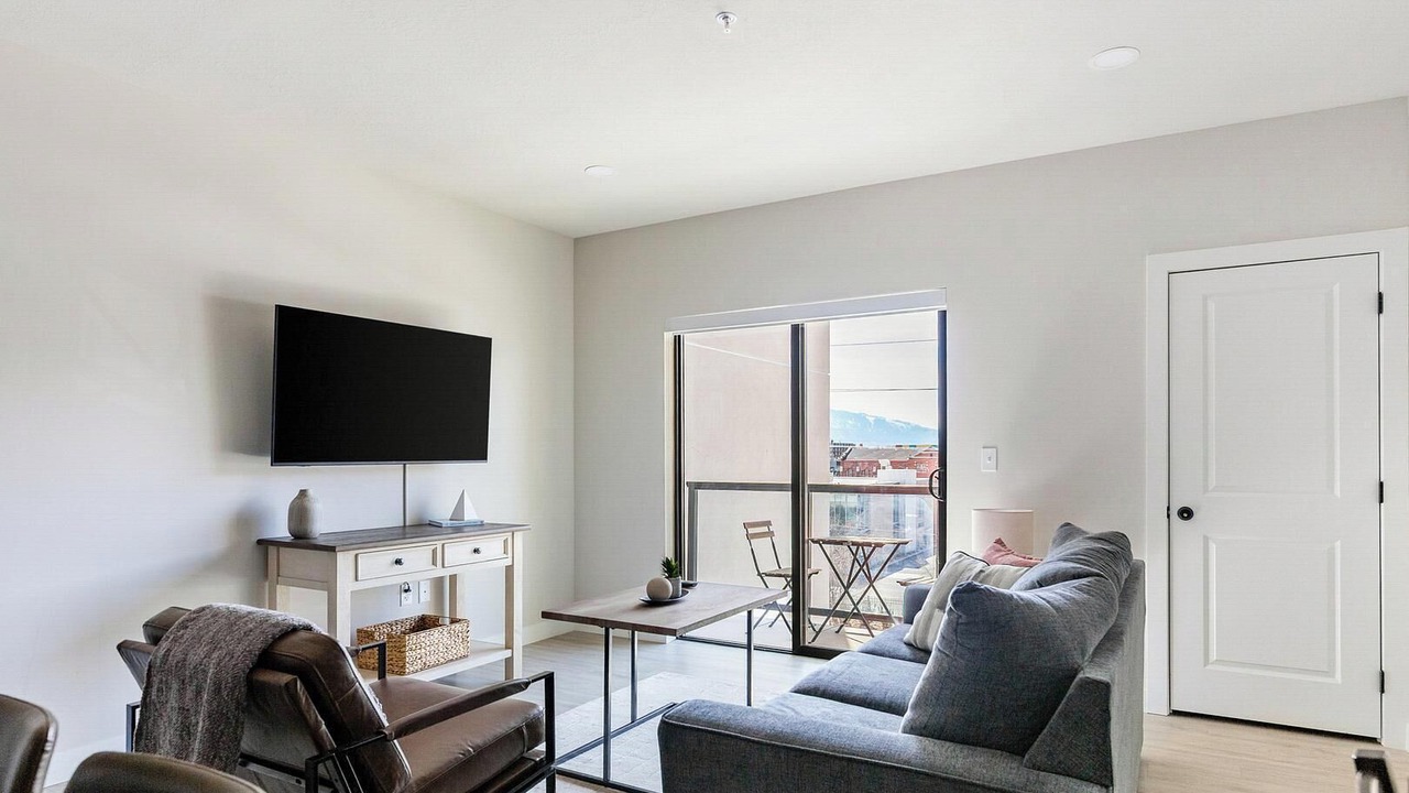 Photo of Livingroom in People's Freeway