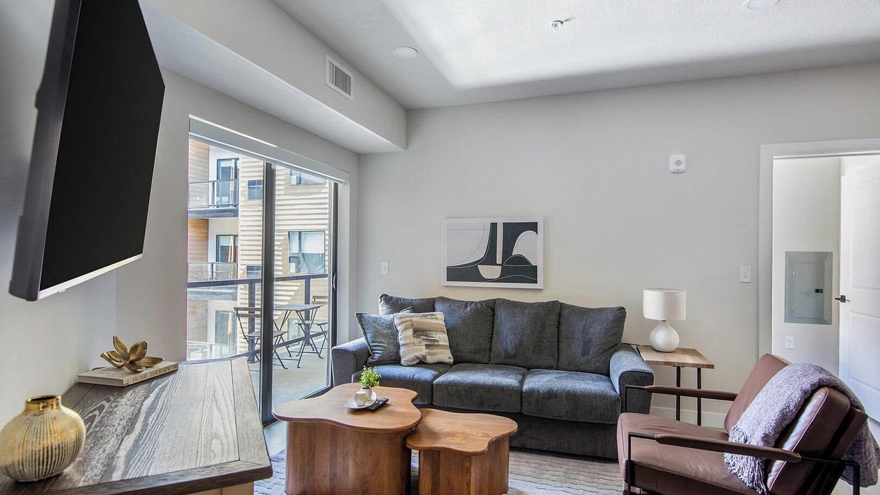Photo of Livingroom in People's Freeway
