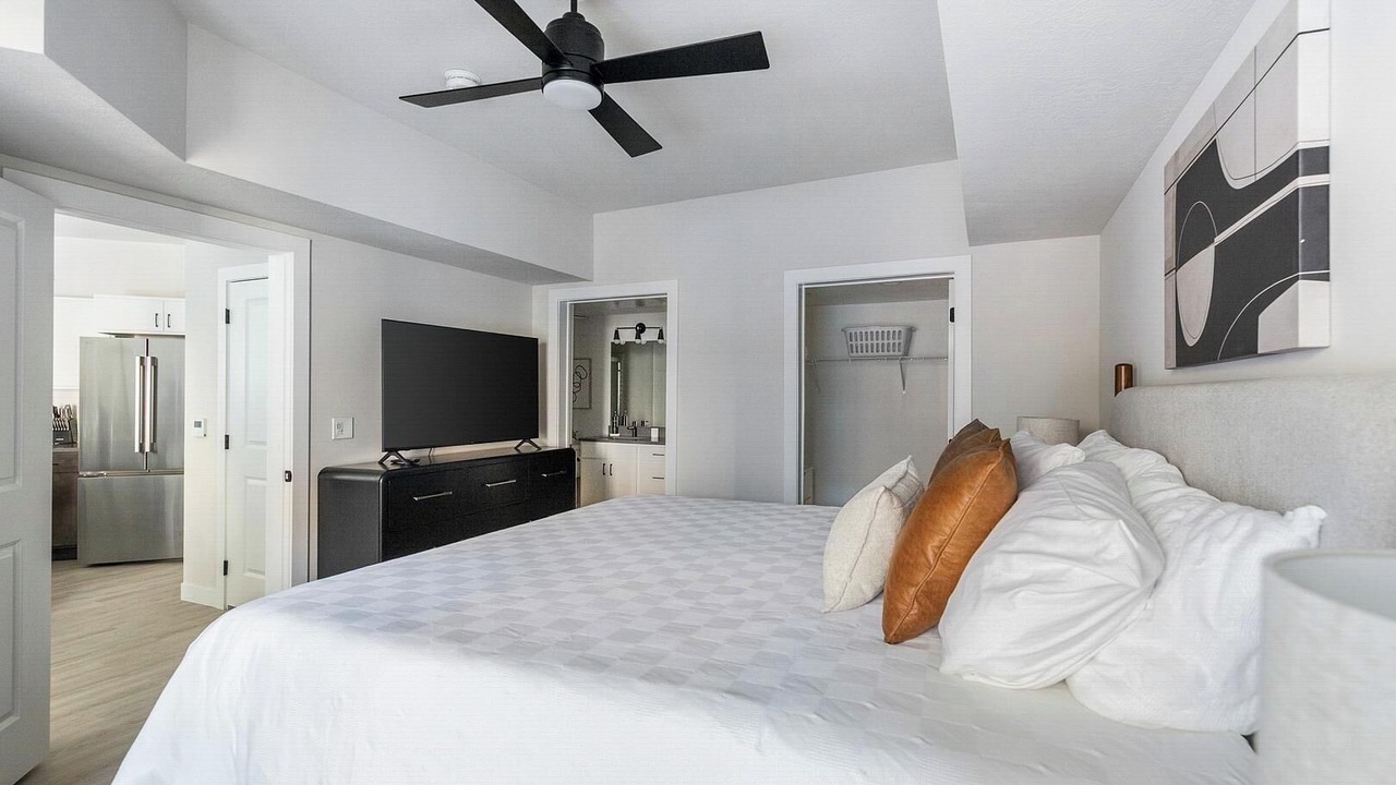 Photo of Bedroom in People's Freeway