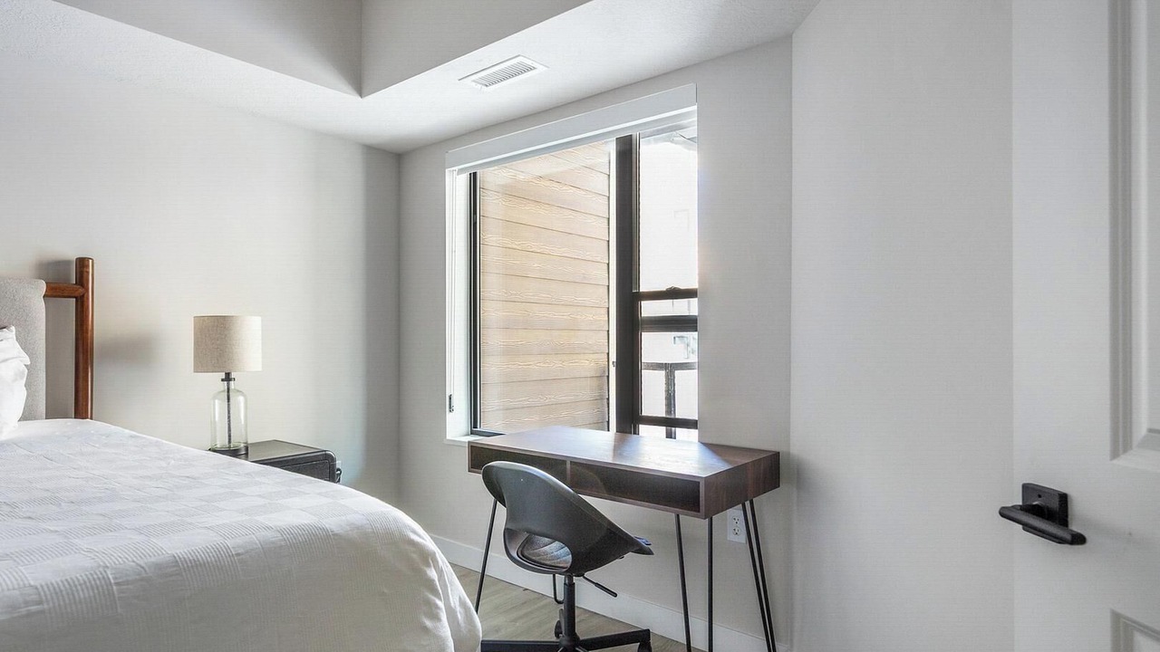 Photo of Bedroom in People's Freeway