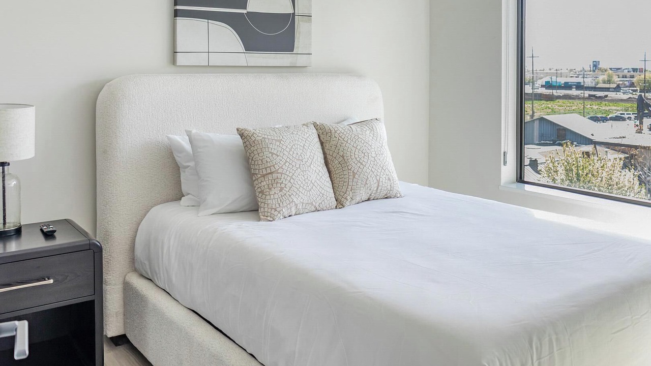 Photo of Bedroom in People's Freeway