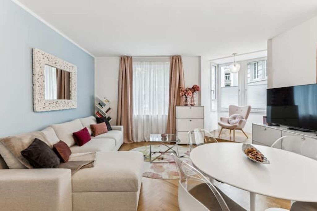 Photo of Livingroom in Center
