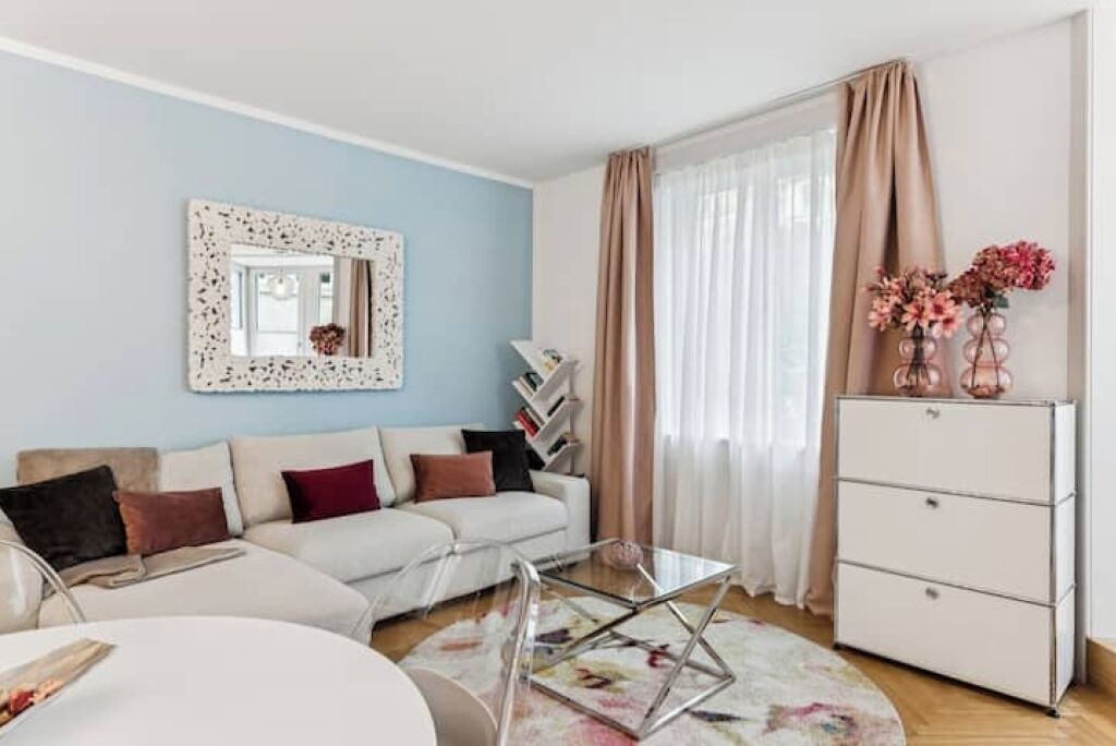 Photo of Livingroom in Center